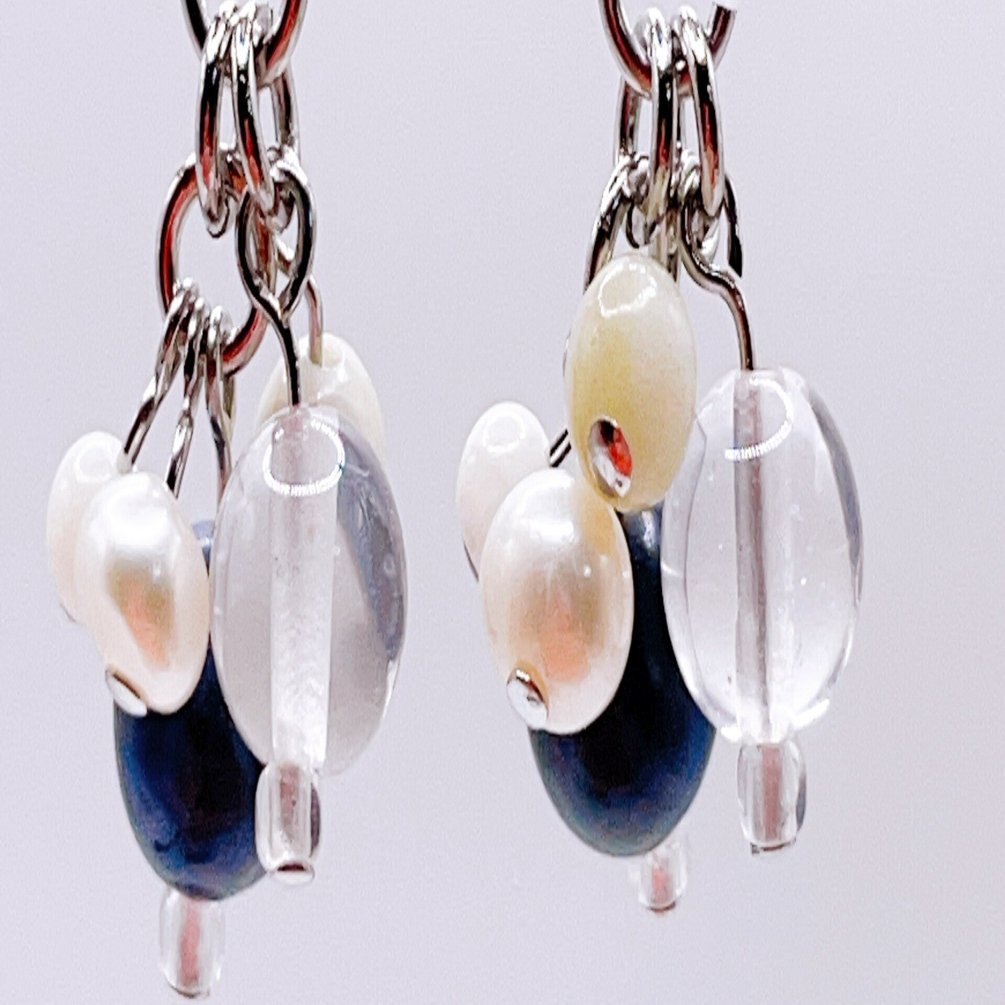 ソーダライトと淡水パールのピアス。濃紺と白がつくる静かな