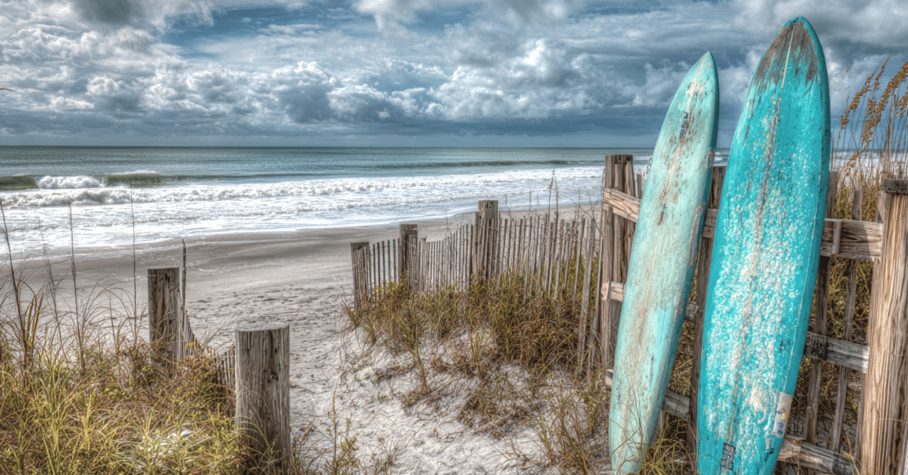 無料のAI画像】ハワイの風を感じる一枚｜パステルカラーのサーフボード