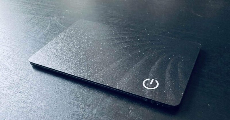 財布にAirTagが入らない問題。1.6mmの「カード型GPS」が、最適解だった話