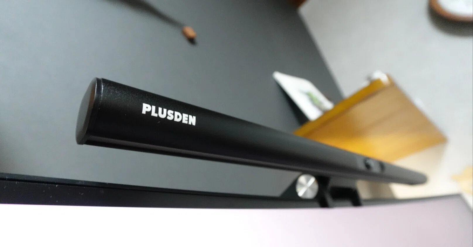 【PLUSDEN】モニターライト+WEBカメラ　2in1 ごちゃつくデスクが美しく。HD1080P高画質カメラ搭載2in1モニター