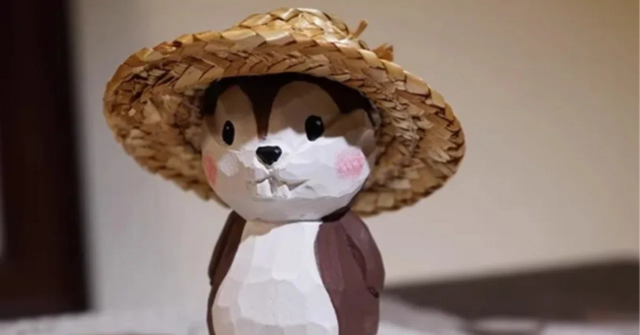 木彫り置物の萌え小物 天然木のぬくもりリスさん｜木彫り置物で彩る