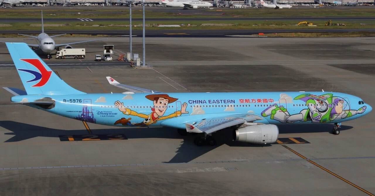 中国東方航空の目立つ特別塗装の飛行機｜たっきー