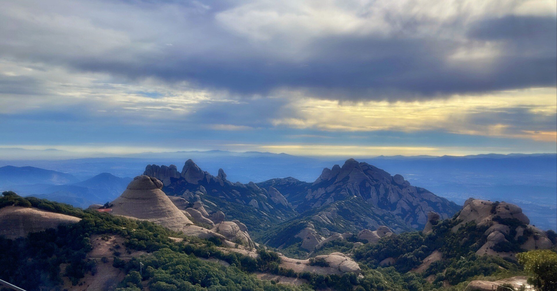 古の地中海、稜線を闊歩する親指族サム｜Montserrat, Spain｜綺世界