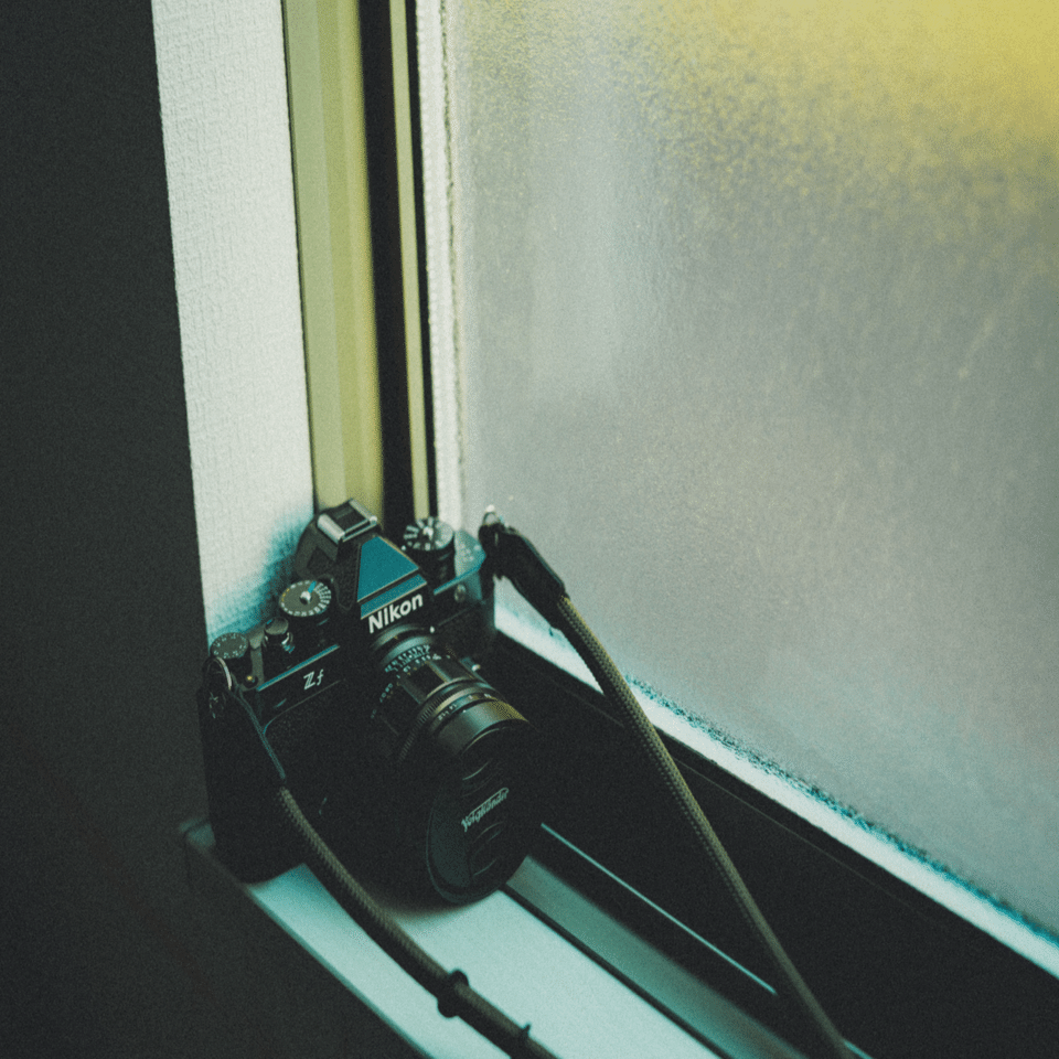 数字」を捨てて「指先」で撮る。Nikon Zfが思い出させてくれた、写真の