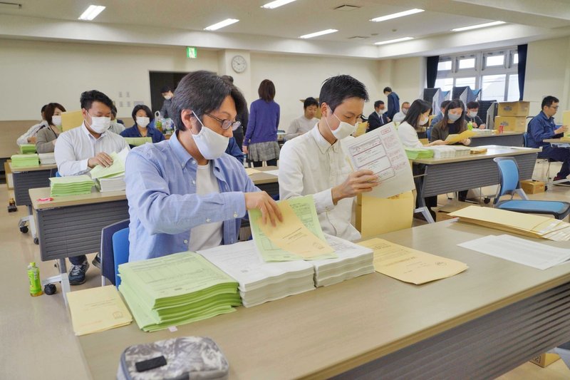 東松島市　給付金の袋詰め作業急ピッチで (11)