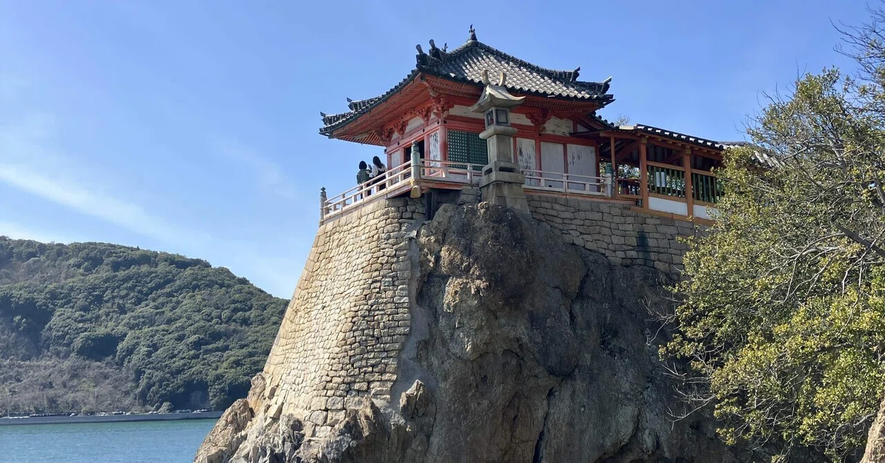 広島】海に落ちそうな観音様！？ スリル満点の絶景とご褒美スイーツを 