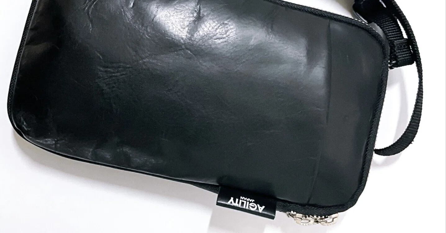 身軽に持てる、レザー×ナイロンの「ちょうどいい」スマホショルダー