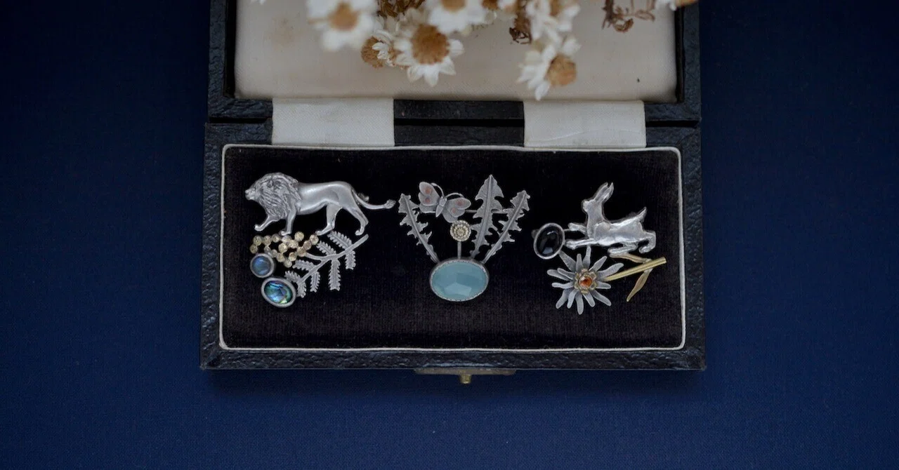 Lots of brooches, too!|初雪・ポッケ Lots of brooches, too!|初雪・ポッケ