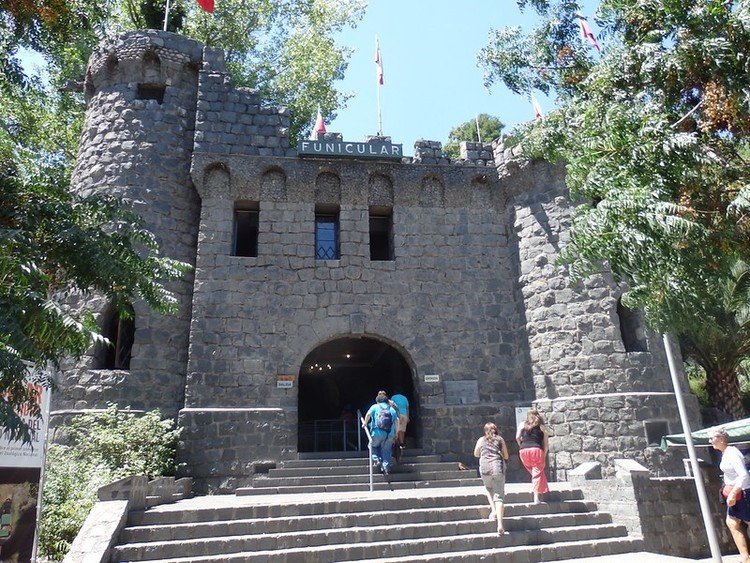 サン・クリストバルの丘の上へは、ケーブルカーで行きます。この城門みたいなのが麓駅。