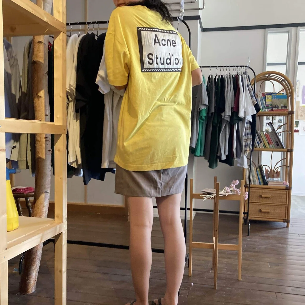 Acne Studios 定番アイテムの選び方｜デニム・Tシャツ・マフラーを30代 