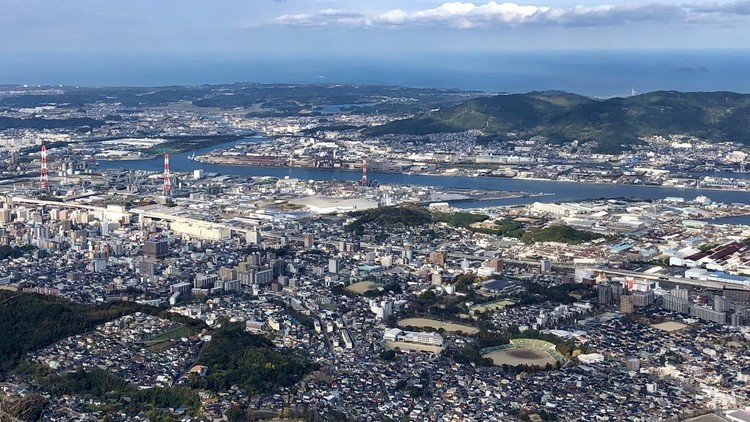 街が一望できる場所　旅先の街の眺めもいいけれど、やっぱり自分の暮らしている街の眺めがいいですよね　建物もそこで暮らす人たちは変わっていても、ここからの眺めはあまり変わらないんですよね　街が長い年月をかけて形作られていることを改めて実感します　受け継いだ街を、次の世代にどう繋いでいくか、そんな長い時間軸で考えていく　そんなことをが大切なんだと思います