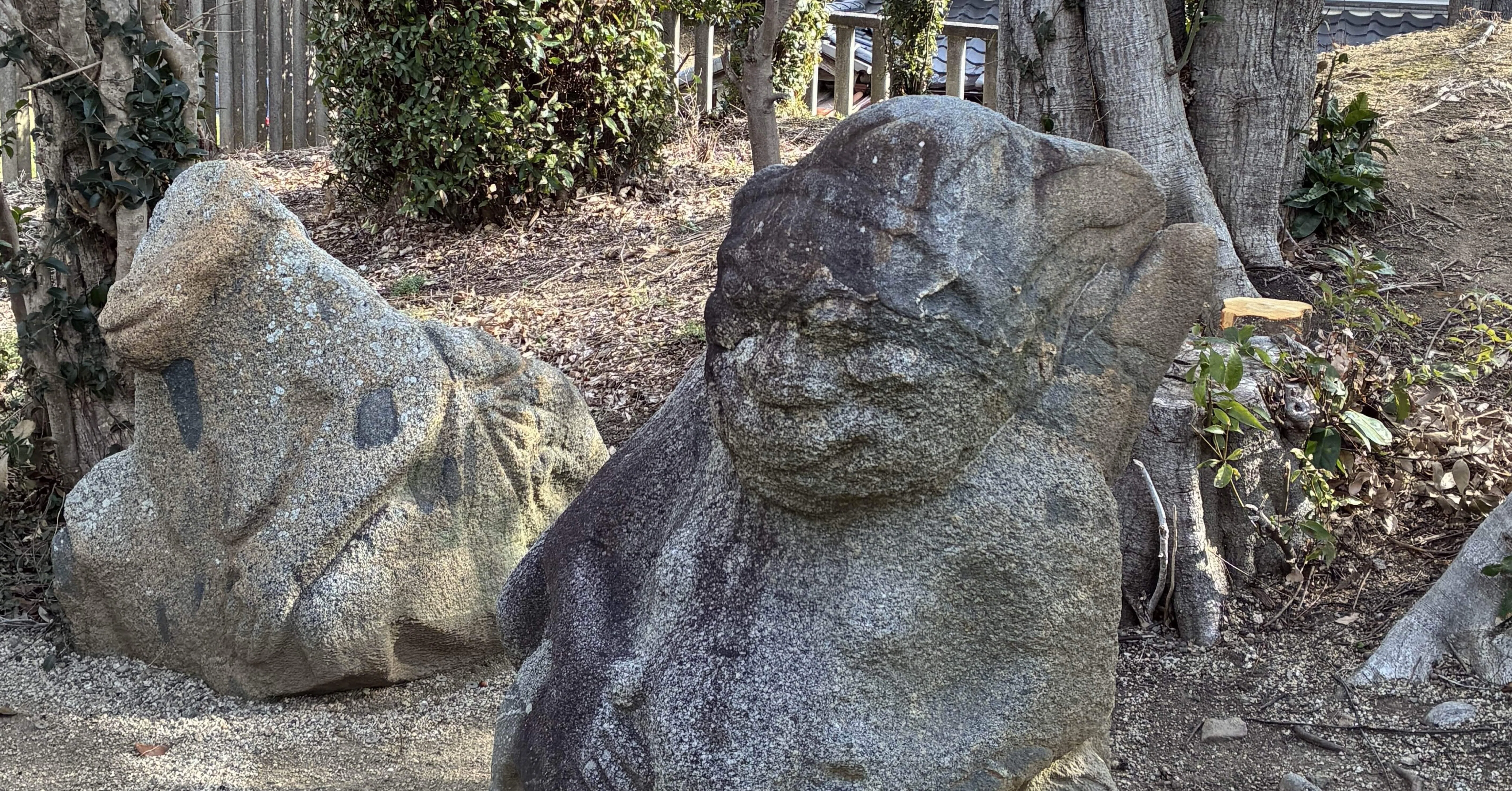 猿の石彫刻 石 高取城と飛鳥の石造物・古墳 (1) – 猿石について – 城郭墓所砲台