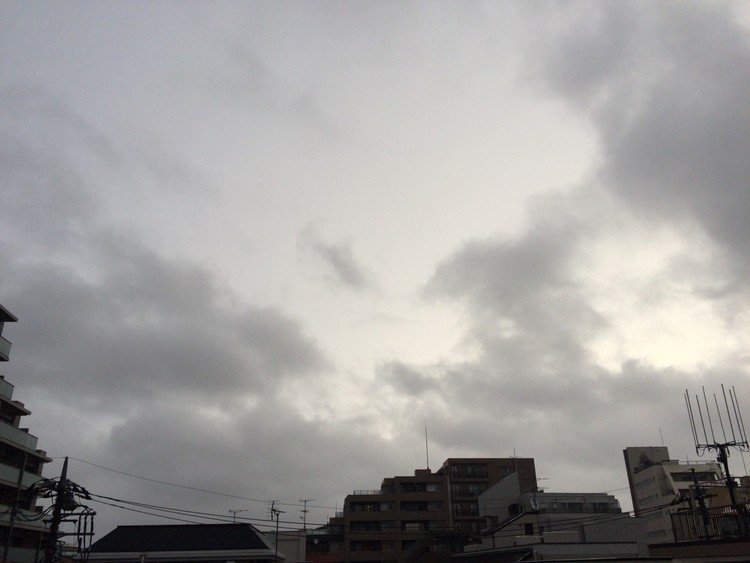 東京都世田谷区、
6時台、雨
雨足が強い、
すごい勢いで流れる雲、
気温が高い。