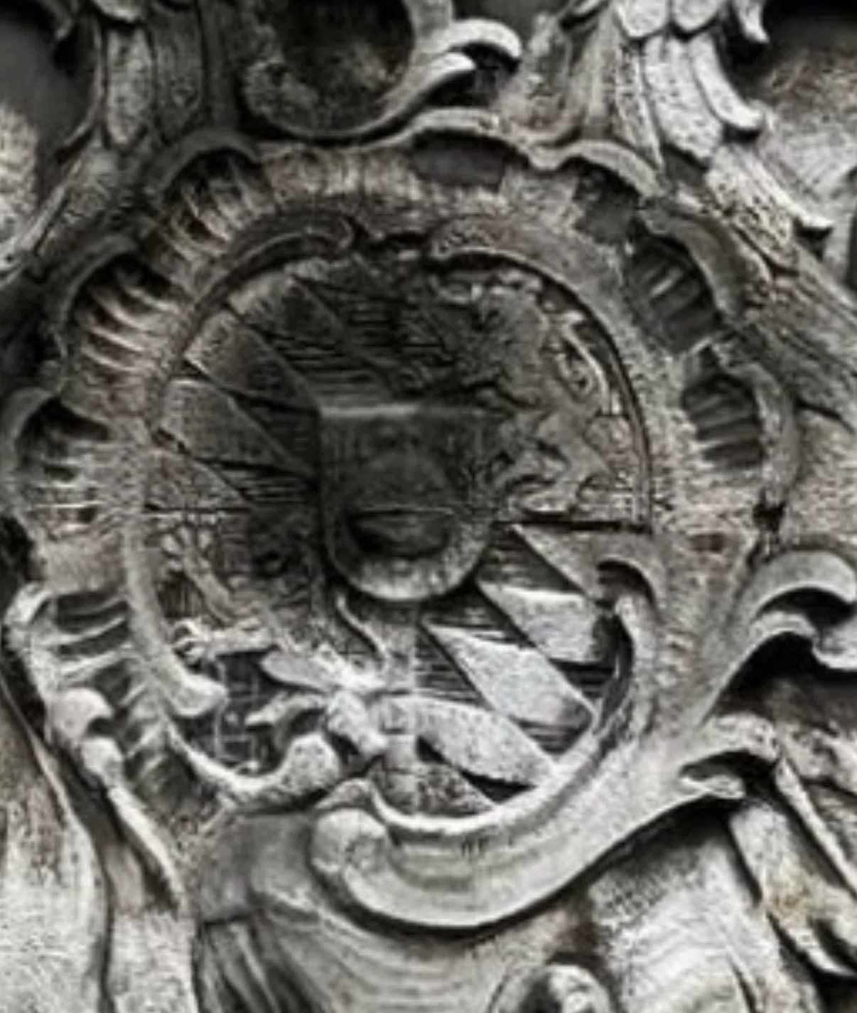壁に残る神聖ローマ帝国🇩🇪ドイツと鷲とジャン・コクトー｜asny