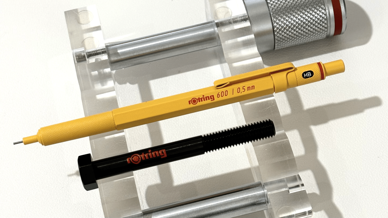 金属の質感も素晴らしい廣瀬鐡筆堂の双頭式芯ホルダーです。軸のえぐれ