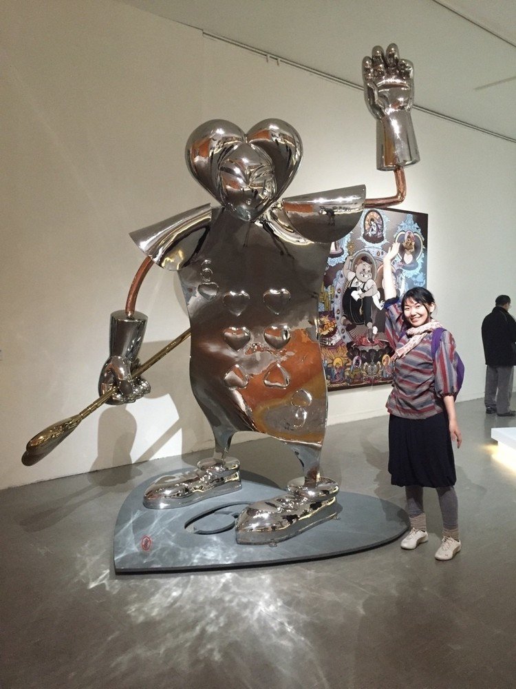 台北市美術館で台湾の現代アートを見たよ！これはアリスをモチーフにした巨大彫刻だよ！