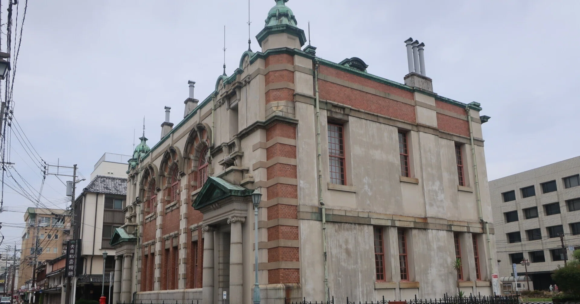 九州、佐賀県の唐津市街地。ノスタルジックな静けさの中で唐津の歴史と