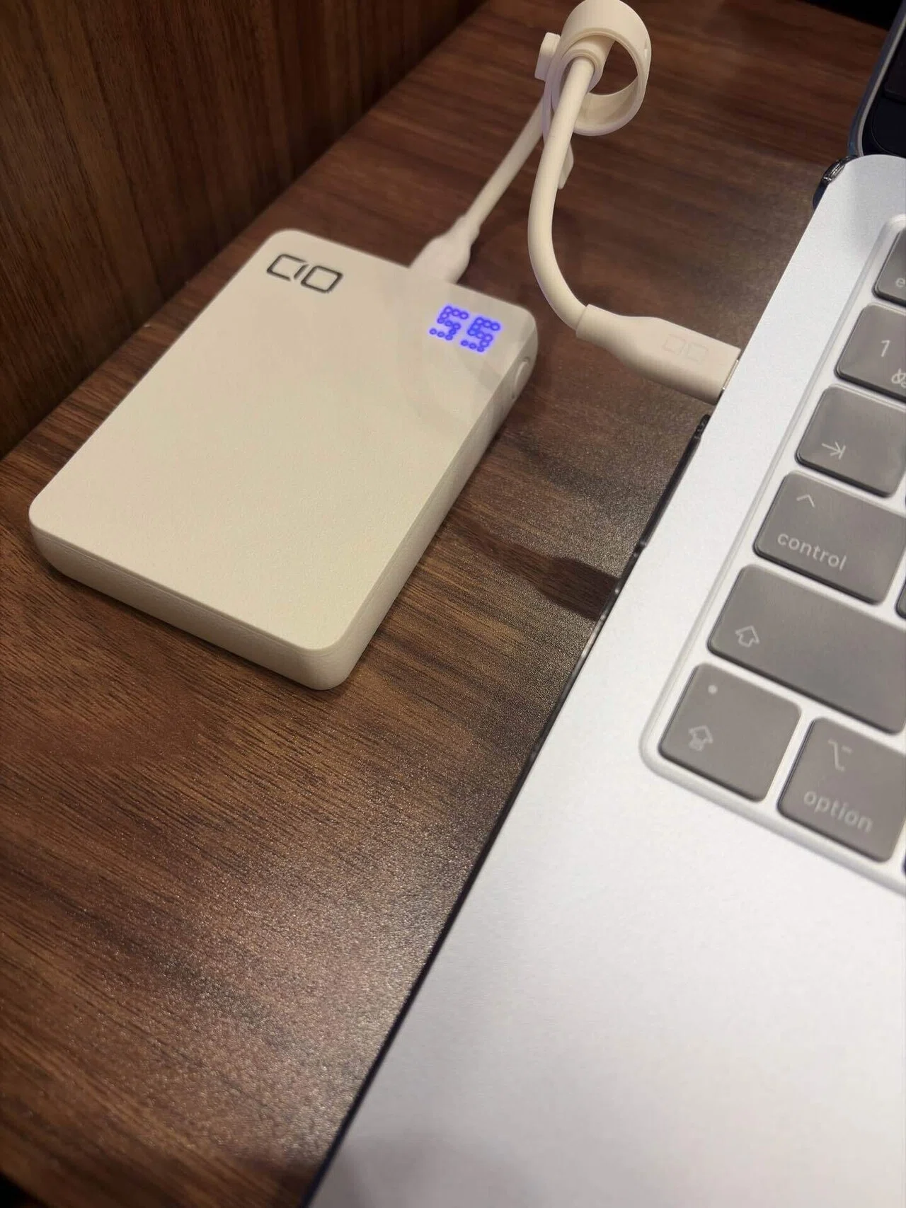 外出先のMacBookの使い方｜モバイルバッテリーとの組み合わせ｜saban