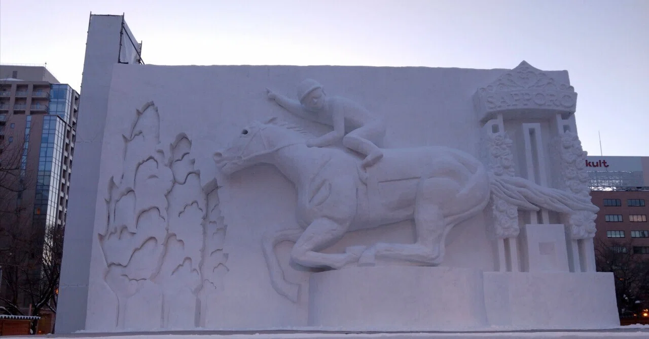 Large Snow Sculpture of a Horse and Genghis Khan｜洋芝