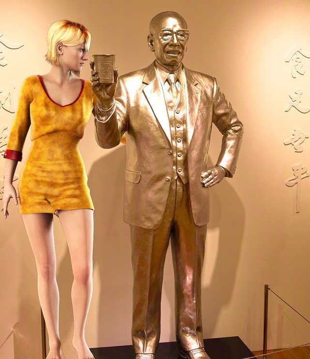 横浜・カップヌードルミュージアムにて　安藤百福像の隣でパシャリ
