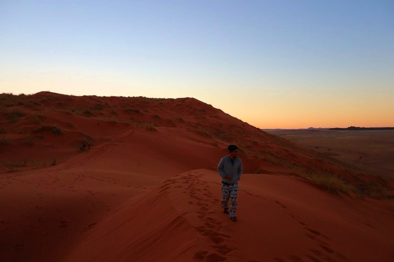 砂漠　夕方　一人