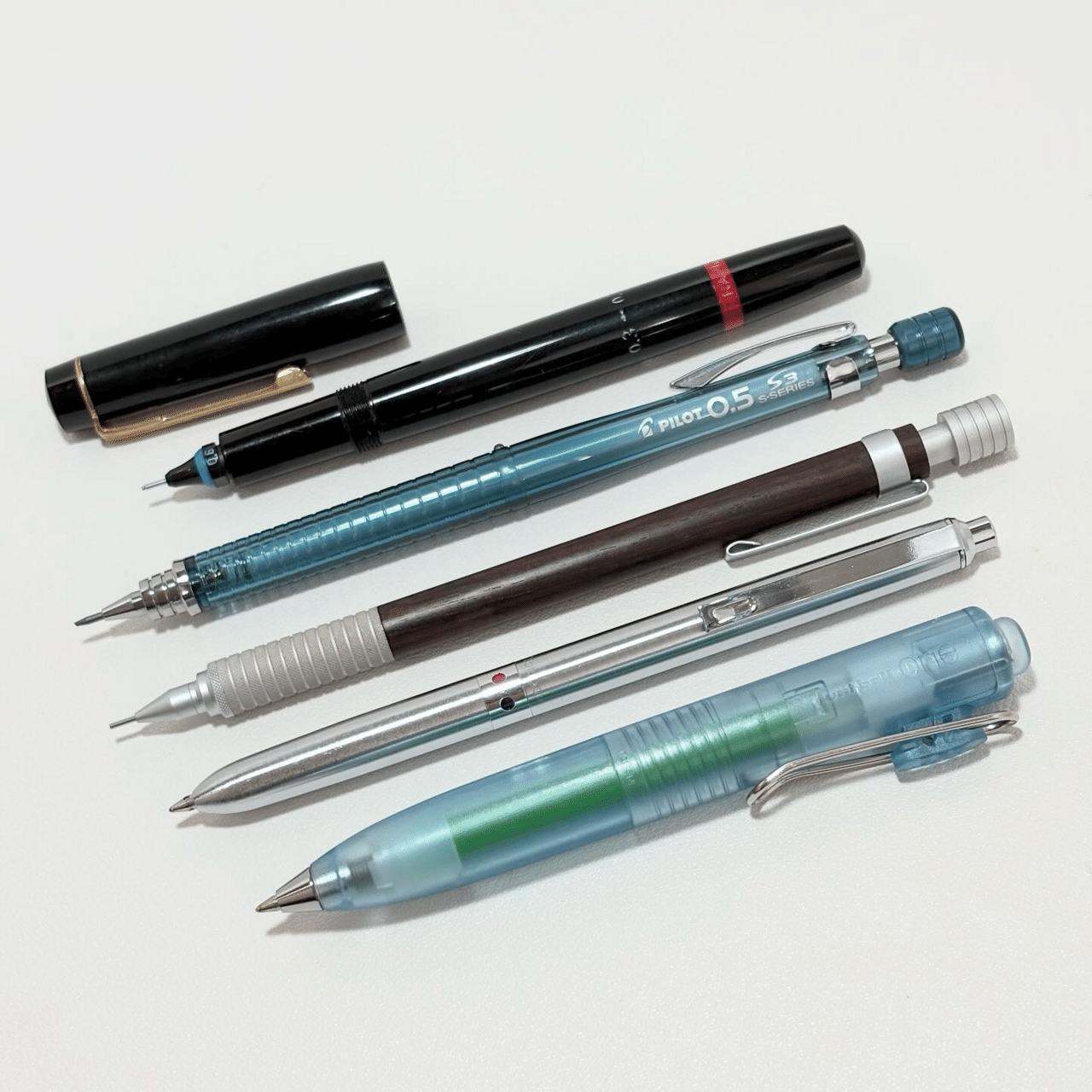 金属の質感も素晴らしい廣瀬鐡筆堂の双頭式芯ホルダーです。軸のえぐれ