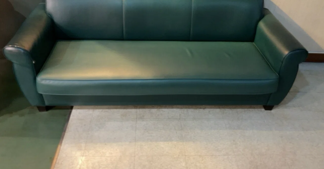ソファーの脚折れ！修理済み！4万円を6980円です＼(^o^)／ 🛋三人掛けソファー、脚が取れる。修繕の話と、「ソファーは持ち上げて