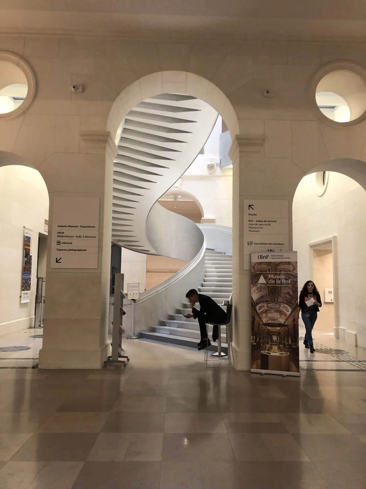 建築旅】パリの国立図書館：旧館と新館、行ってみた🇫🇷｜naori🌻