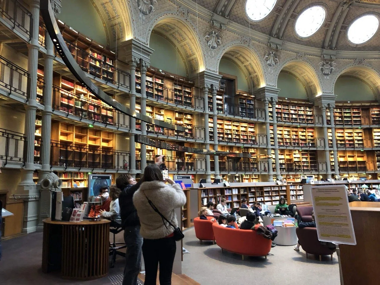 建築旅】パリの国立図書館：旧館と新館、行ってみた🇫🇷｜naori🌻