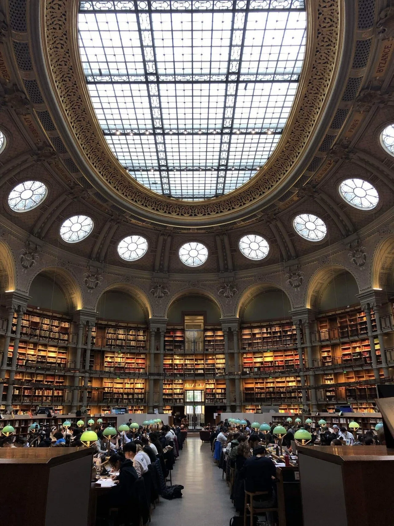 建築旅】パリの国立図書館：旧館と新館、行ってみた🇫🇷｜naori🌻