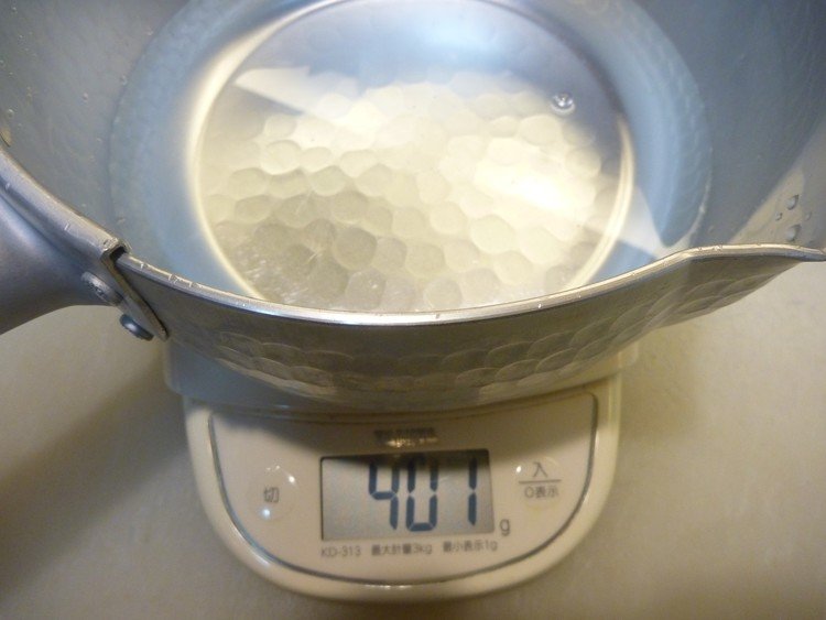 小鍋に水を２カップ（400ml）を入れます