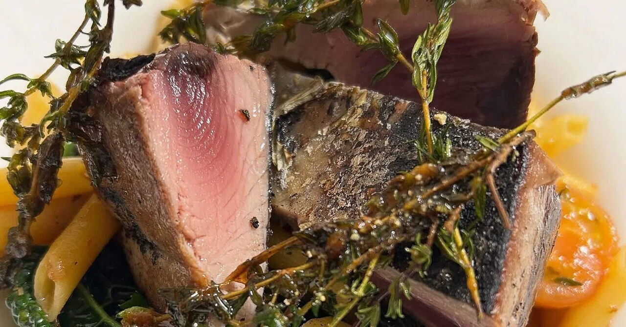Piatto unico de bonite poêlée au thym et penne puttanesca au chou noir ...