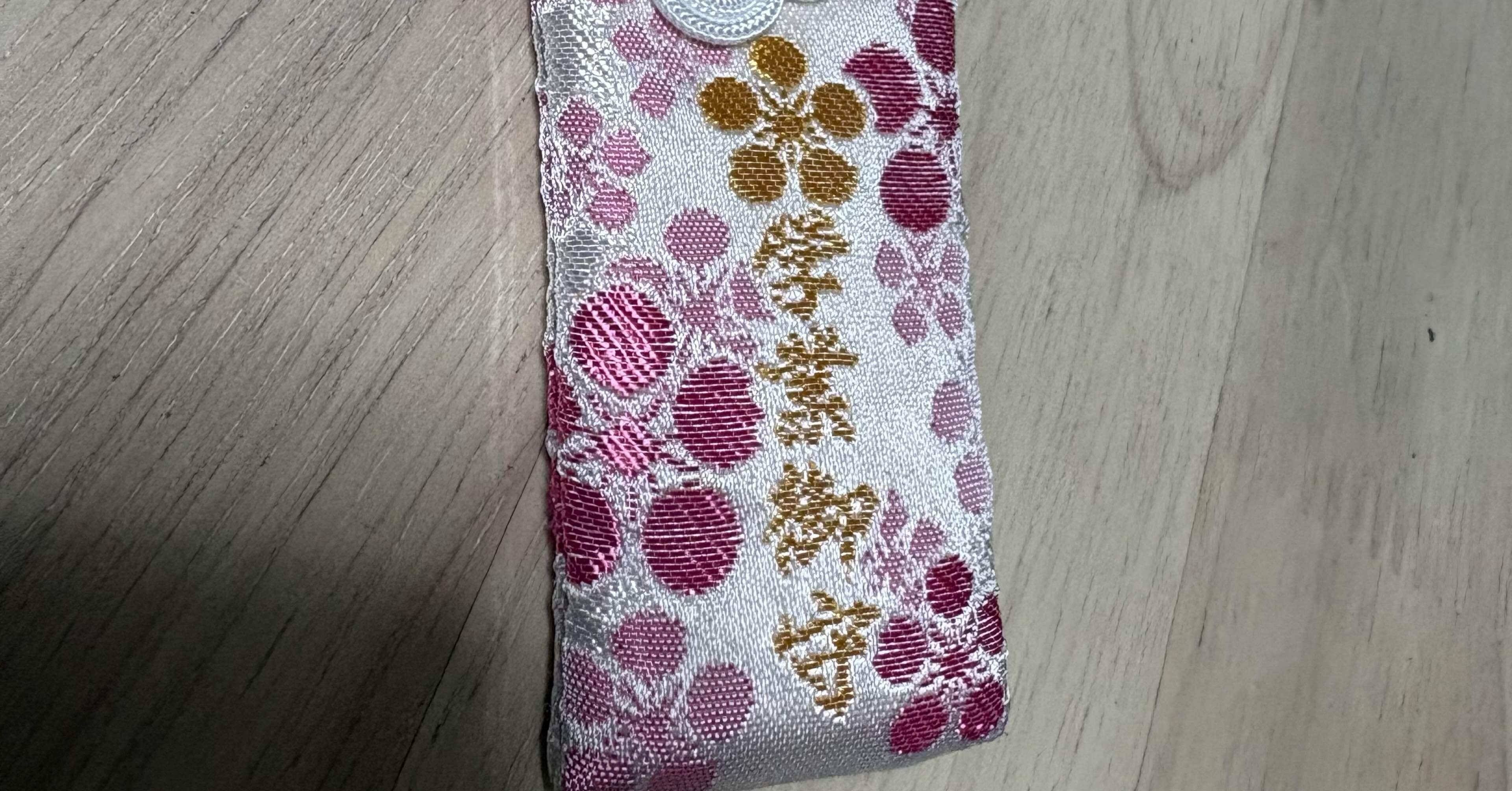 雪の降る東京で、お守りを買う日｜シャガ