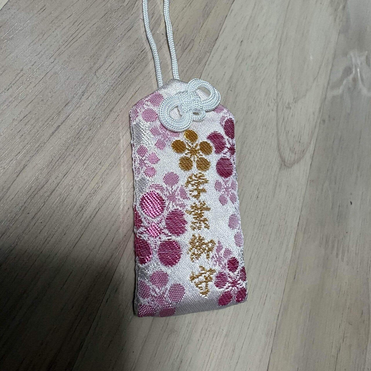 雪の降る東京で、お守りを買う日｜シャガ