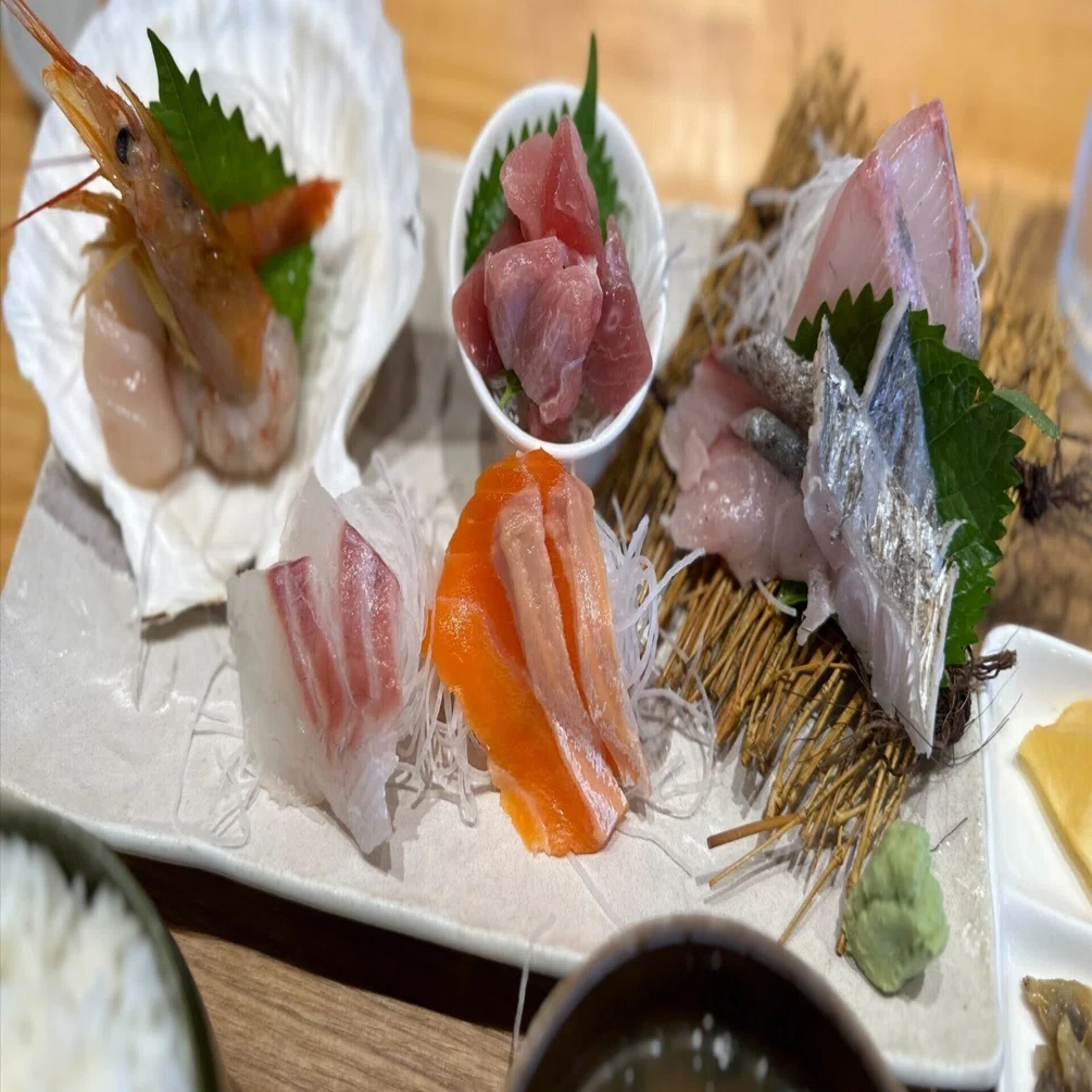 昼食（お刺身定食+海老フライ）+α｜Shinji Suzuki