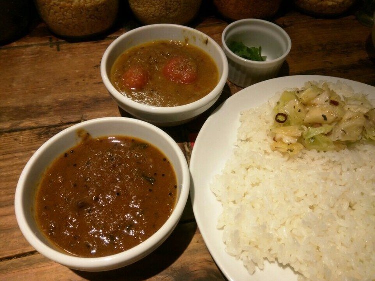 ペアカレーセット
マトンと期間限定の牡蠣をチョイス。
日本人が作っているカレーらしく、カチッとまとまっていながら、深いコクがある。
めっっっちゃ旨い!!
大粒の牡蠣が、たった300円の追金で食べられるなんて、シアワセ～