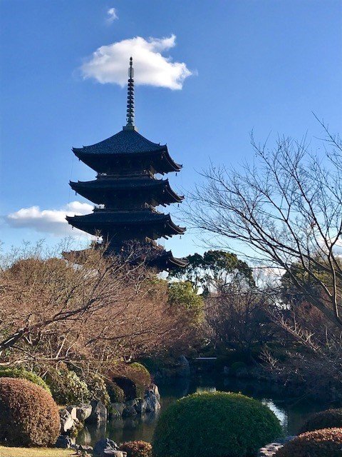 五重塔は仏教美術の粋をきわめたものである。【日本の美シリーズⅢ】 The five-storied pagoda is a fine ...