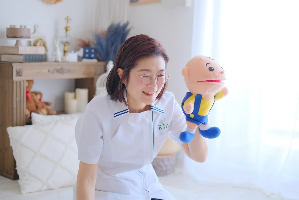 パペット人形を手にしているところ