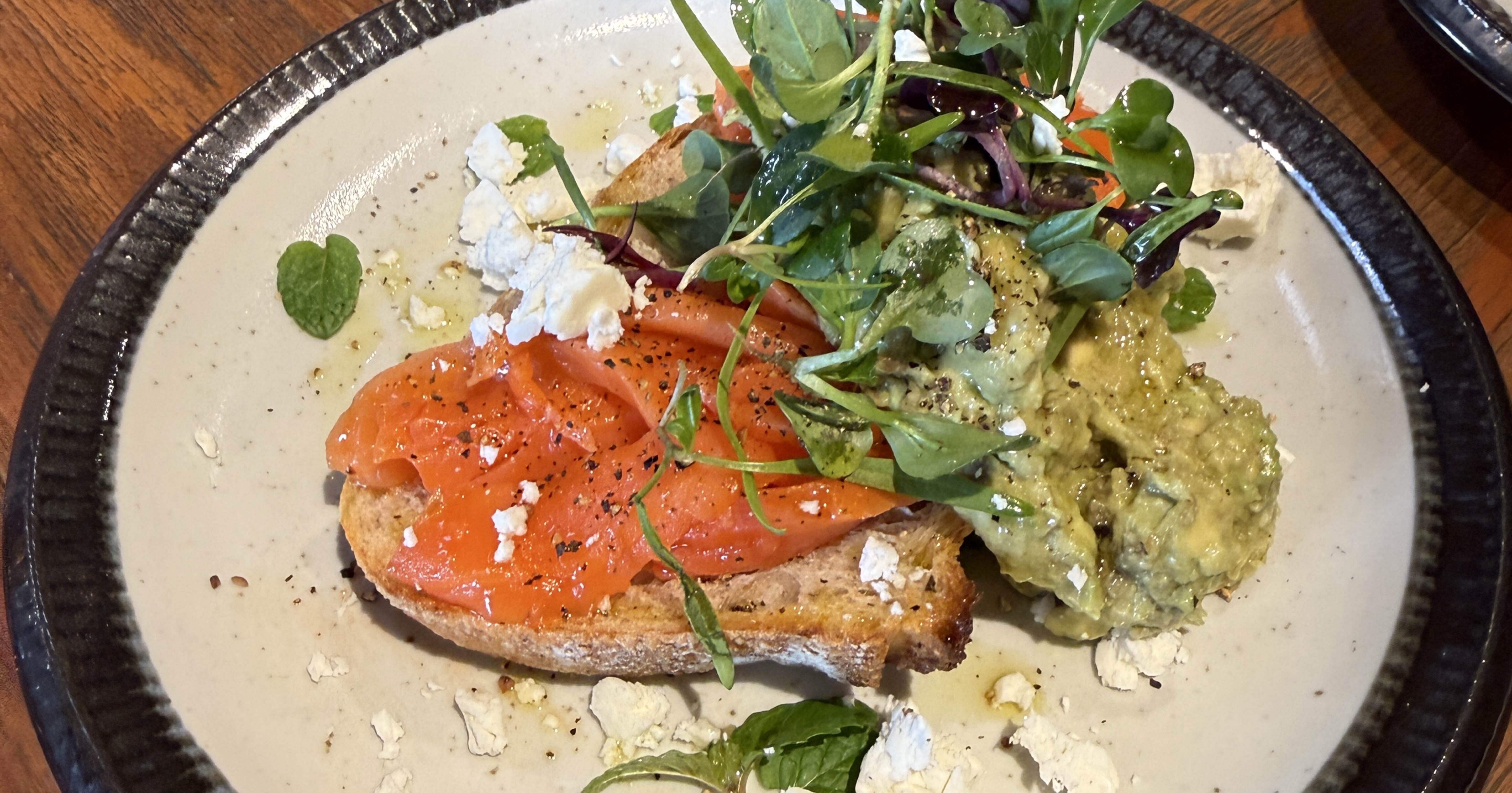 全裸の思考グルメ】サーモンとアボカドに人は勝てない。【iki Roastery