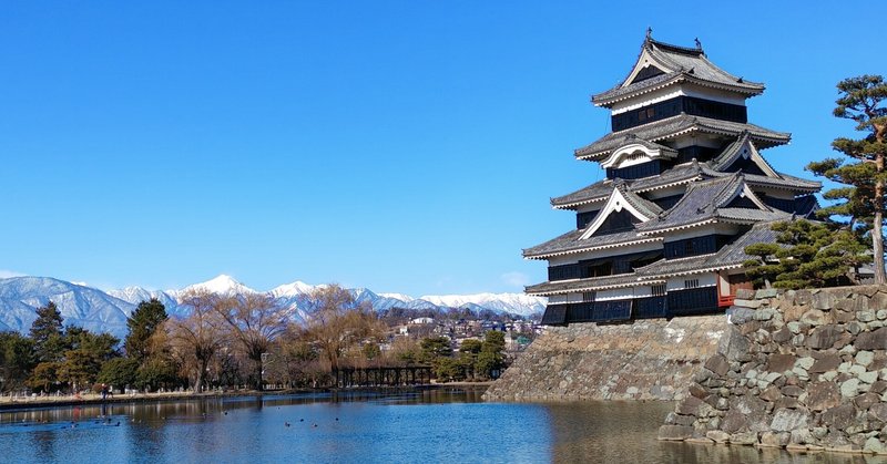 還暦、36年ぶりの松本駅——摩天楼の下では見えなかった空の青