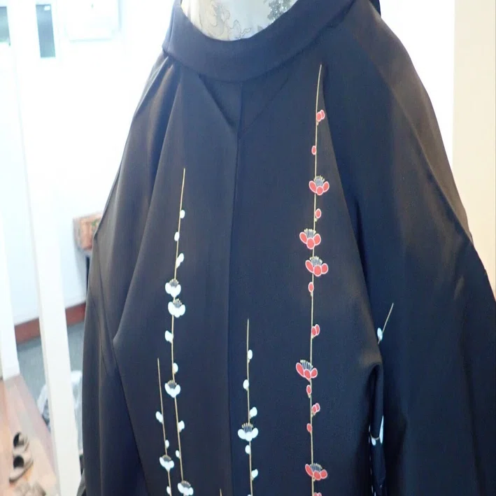 黒絵羽織　日本刺繍　昭和レトロ　正絹　日本刺繍 リサイクル黒羽織 刺繍柄の黒絵羽 羽織り 化繊 Mサイズ a3y4m5「中古