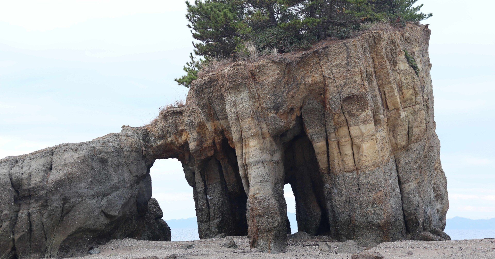 奇岩「くぐり岩」を巡る ー 山口旅 山陽小野田 本山岬への行き方 ー