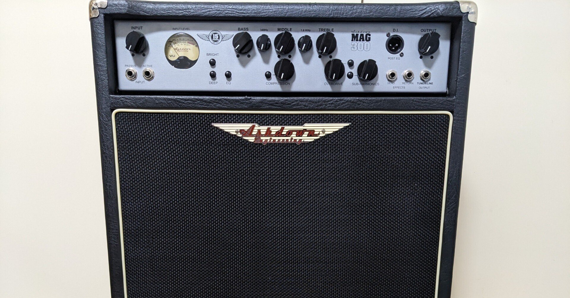 愛器紹介:Ashdown MAG300 Comboレビュー:定番“太い音”を現場で使える 愛器紹介:Ashdown MAG300 Comboレビュー:定番“太い音”を現場で使える