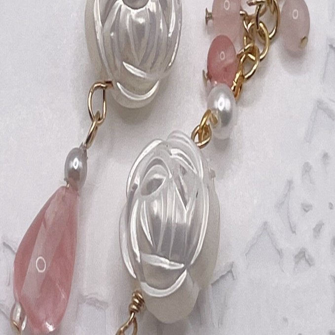 ふんわり色がそっと寄り添う」薔薇とローズクォーツの天然石ペンダント