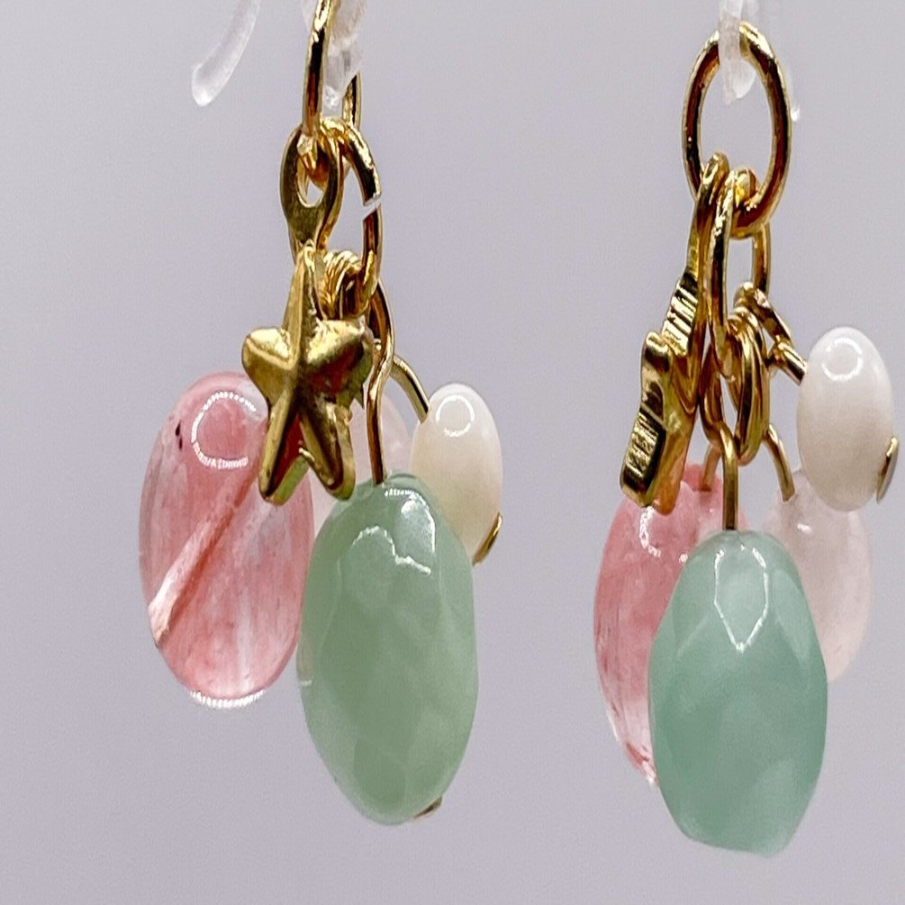 軽やかさを育む色」プレナイト×ローズクォーツの天然石ピアス｜む