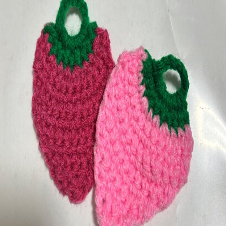 アクリル毛糸たわし、いちごバリエーション開発中です。➀｜yumiパンダ