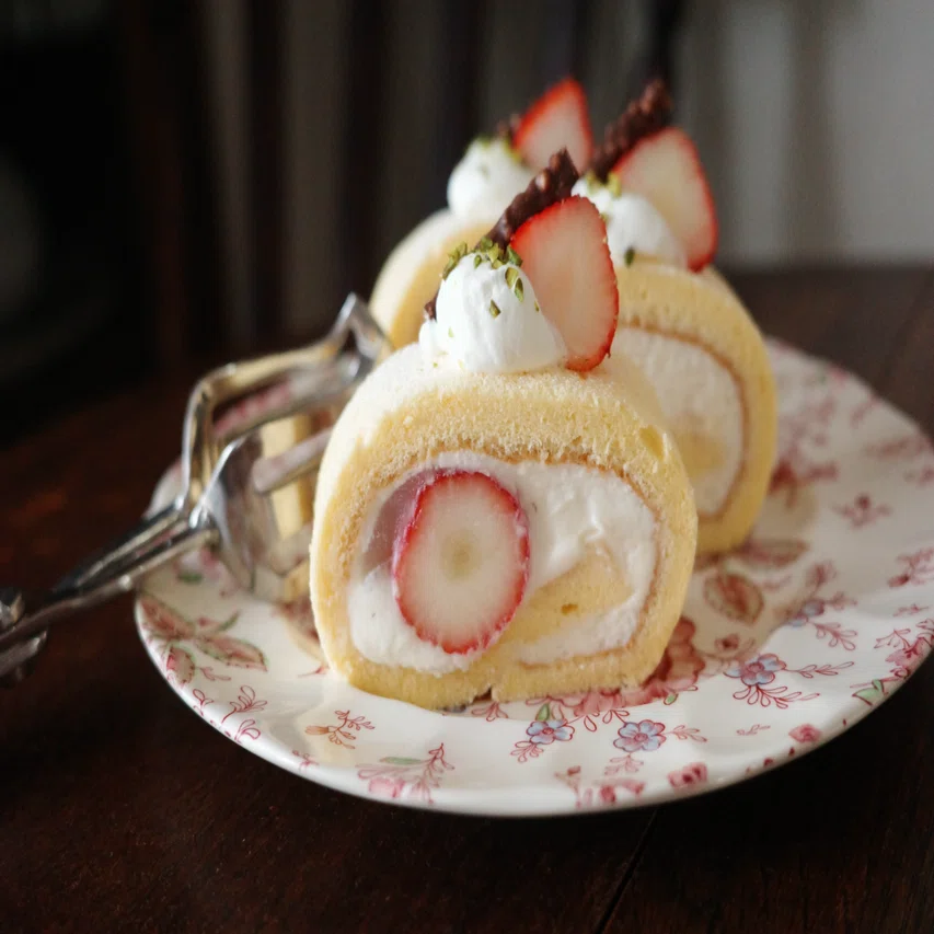 日々手帖 家喫茶、本日のケーキは苺大福風ロール。｜sakisaku