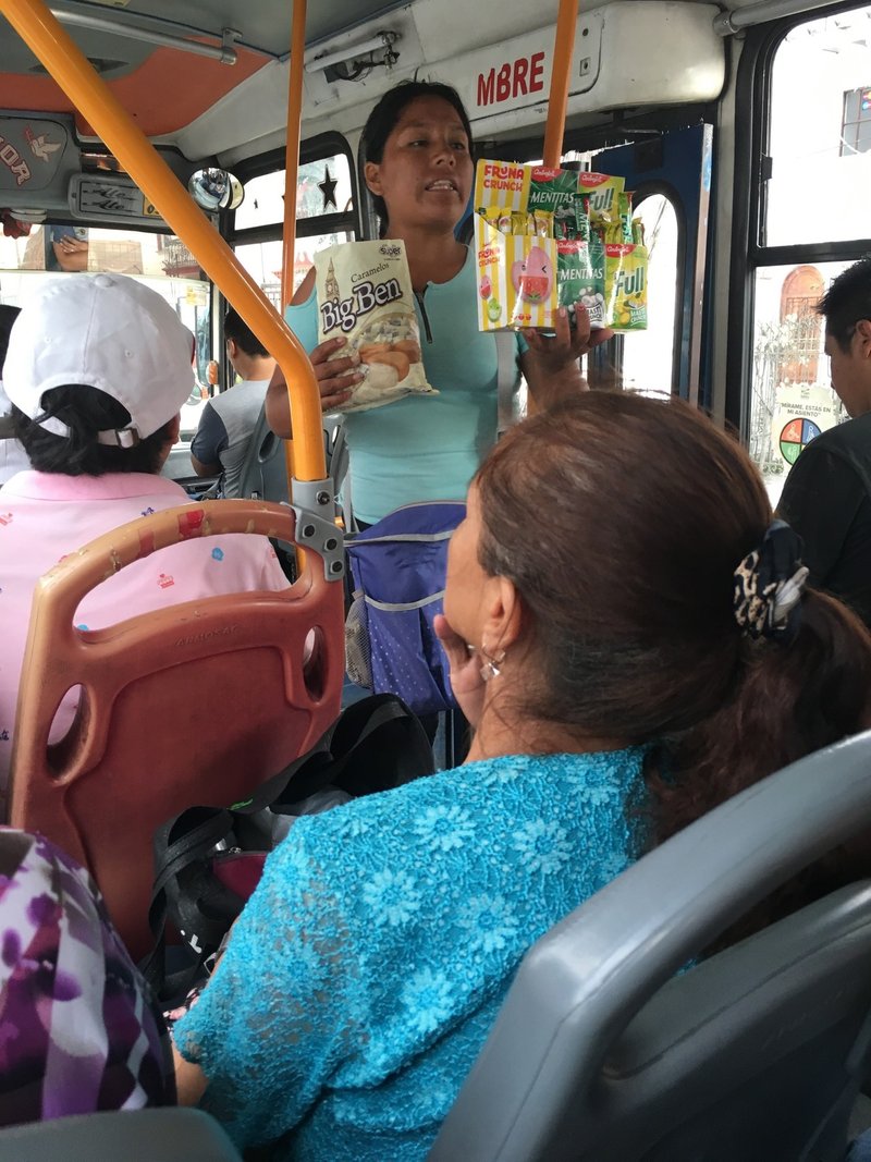 1.大写真「バス内がアッという間に経済空間に変わった　メキシコ : メリダ」