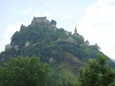 質実剛健な中世の古城、ホッホオスターヴィッツ城（ケルンテン州