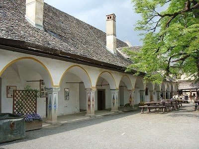 質実剛健な中世の古城、ホッホオスターヴィッツ城（ケルンテン州